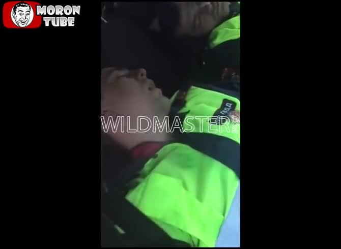 Video :A prankster in Russia catches two police officers dozing off in their vehicle